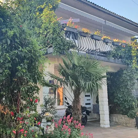 Dora Apartment *