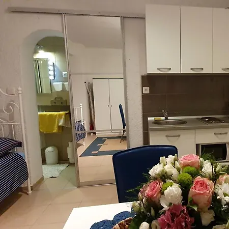 Apartment Dora *