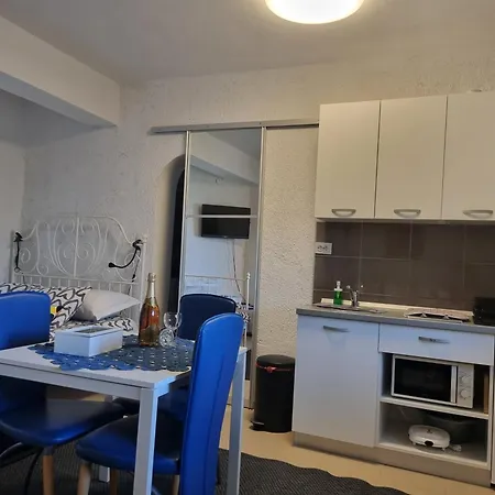 Dora Apartment *